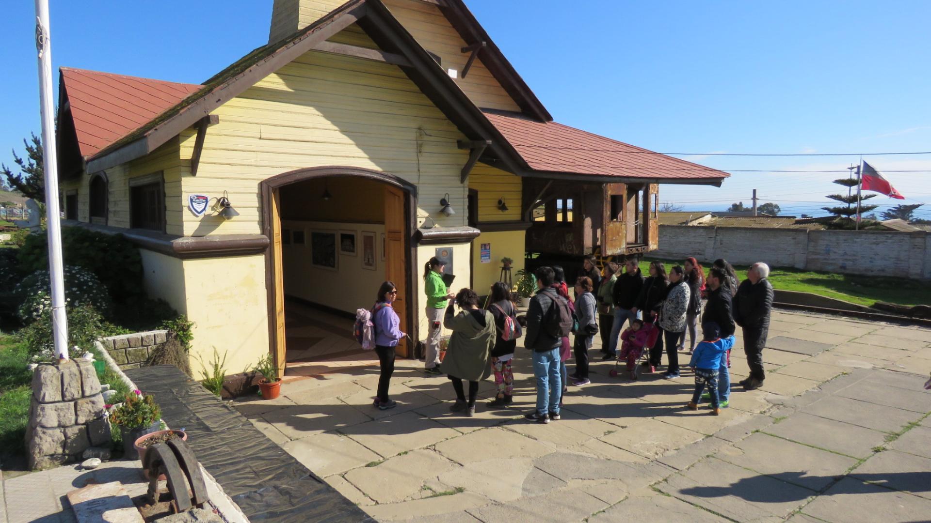 Grupo de personas frente a la sala de exposiciones de la Estación de Ferrocarriles de Cartagena.