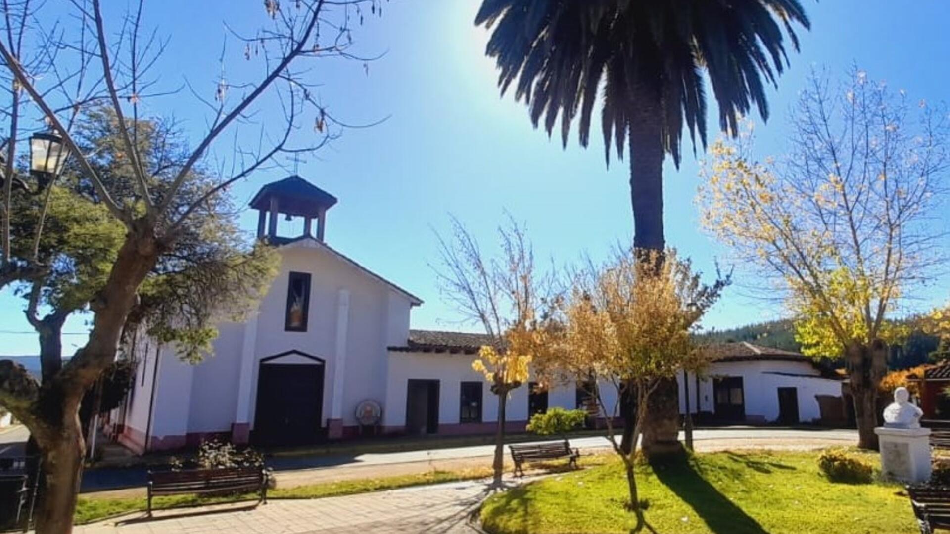 Foto del frontis de la parroquia tomada desde la plaza 